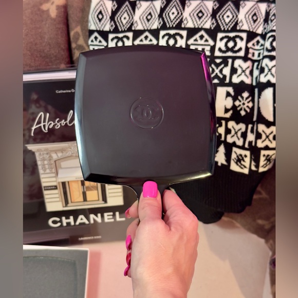 β€οΈβπ₯ LOW START - Vintage Chanel Hand Mirror - Picture 4 of 4